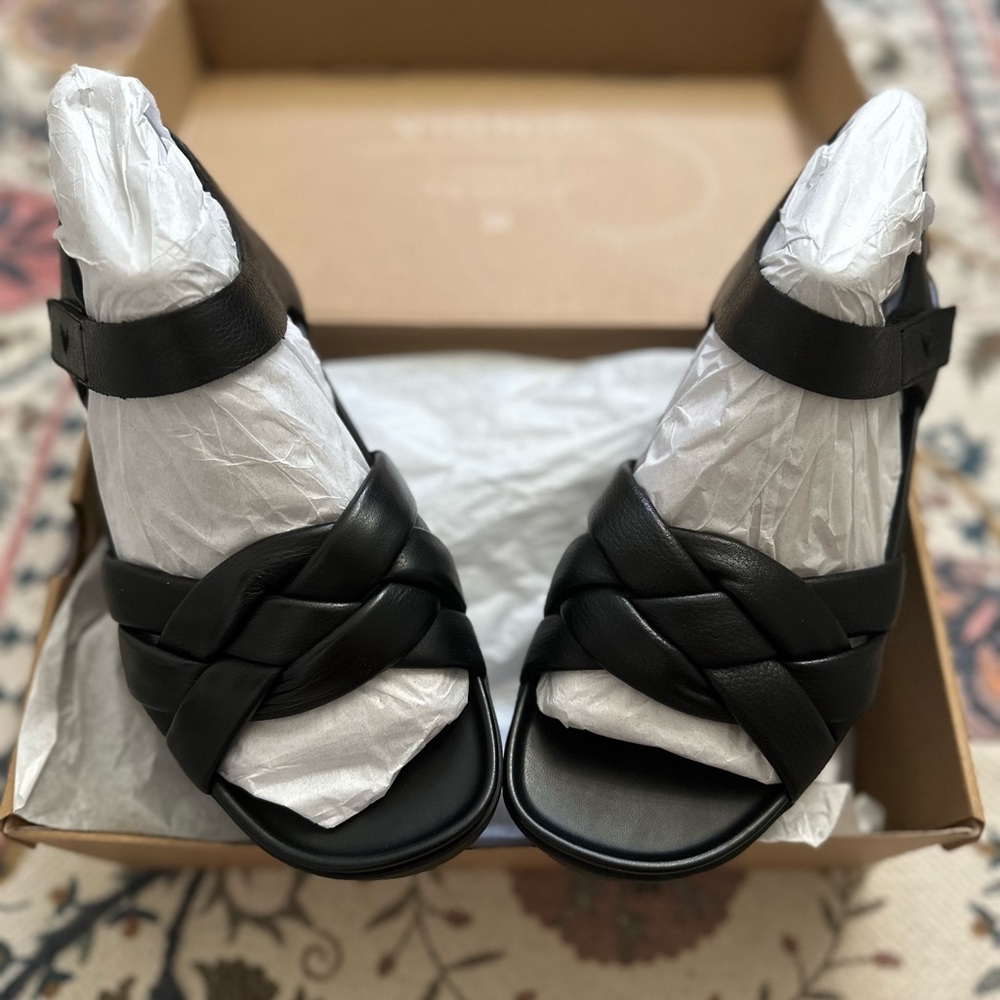NIB  Vionic Leather Sandals - Picture 2 of 4